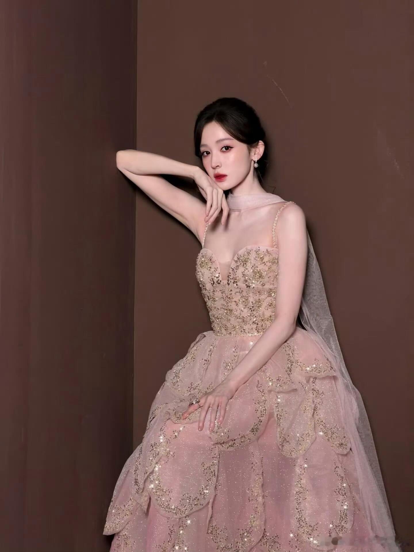 娜扎今天品牌直播造型上身IVAN YOUNG粉色吊带花瓣裙，美神🥰好好过大年