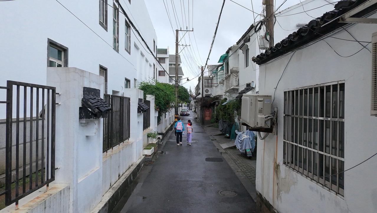 分享您的街拍照姑苏寻常巷弄，雨后路面积着湿意，少年结伴漫步，烟火清淡。