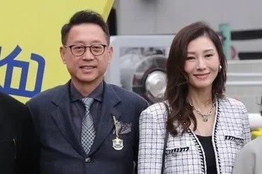 李嘉欣刚现身立即非但没被夸为女神，反而被网友酸：“大美人衣品一直不在线”、“颜值