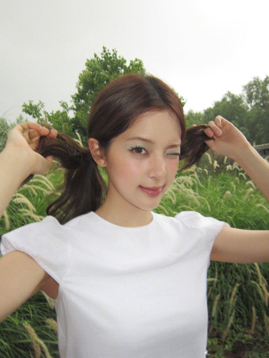 欧阳娜娜美商真的被娜娜的审美折服！她太懂怎么把基础款穿出高级感了，低饱和色系+小