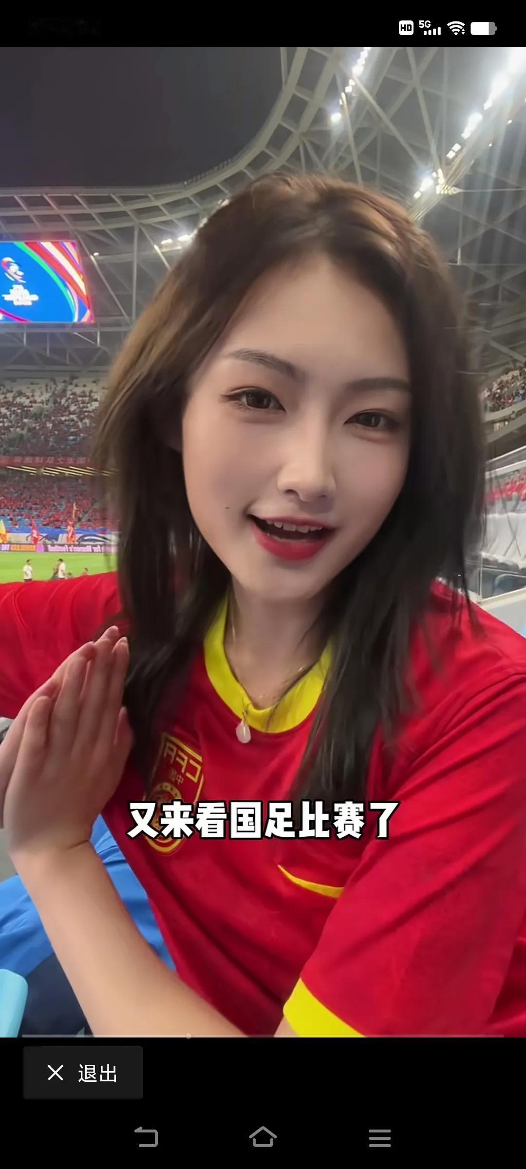 国足今晚一定赢噢，冲…冲…冲…小妮子给你们加油啦！#国足、# #国足哎#  #国