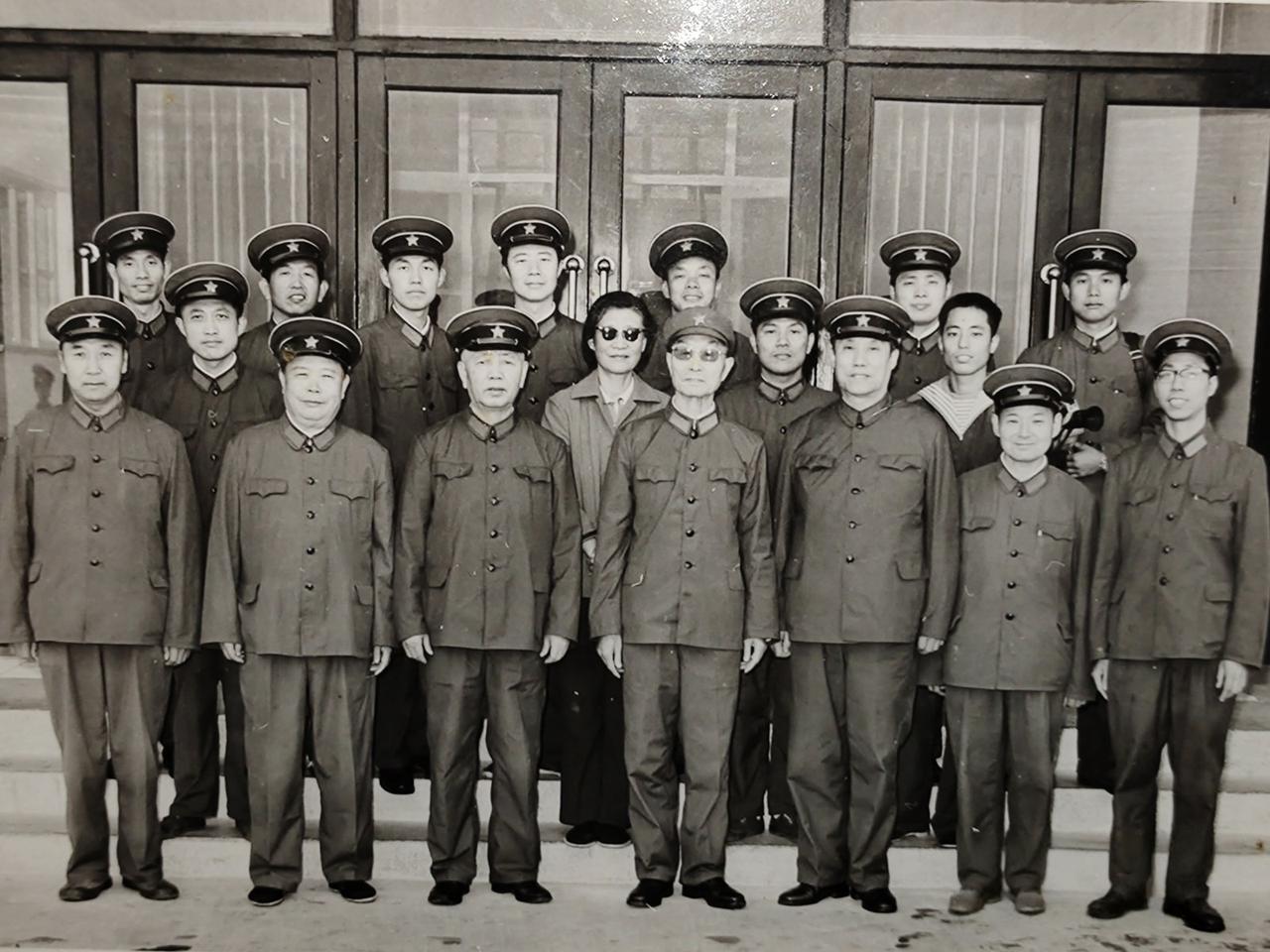 国防部长张爱萍和海军将领们合影。前排左三是海军司令员刘华清，在1988年被授上将