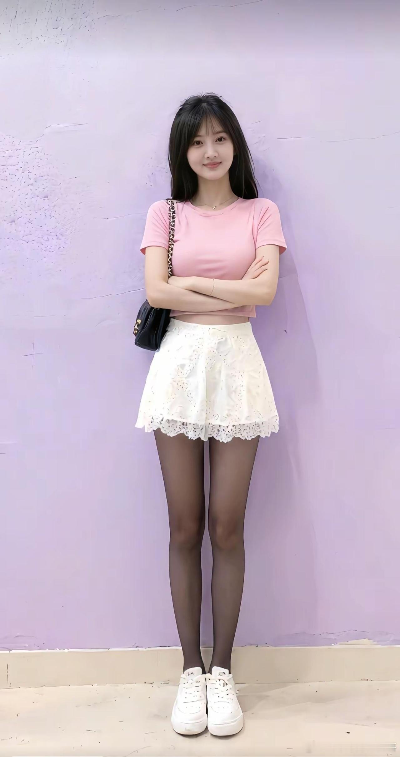 粉色上衣小白裙黑丝小白鞋，青春活力满满，穿搭分享，共享美人靓照 少女小甜鞋穿搭分