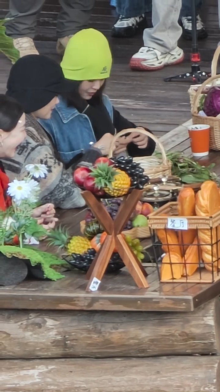 辛芷蕾摘菜也不耽误唠嗑摘菜唠嗑两不误，辛芷蕾这接地气的样子太可爱啦！和章若楠点头