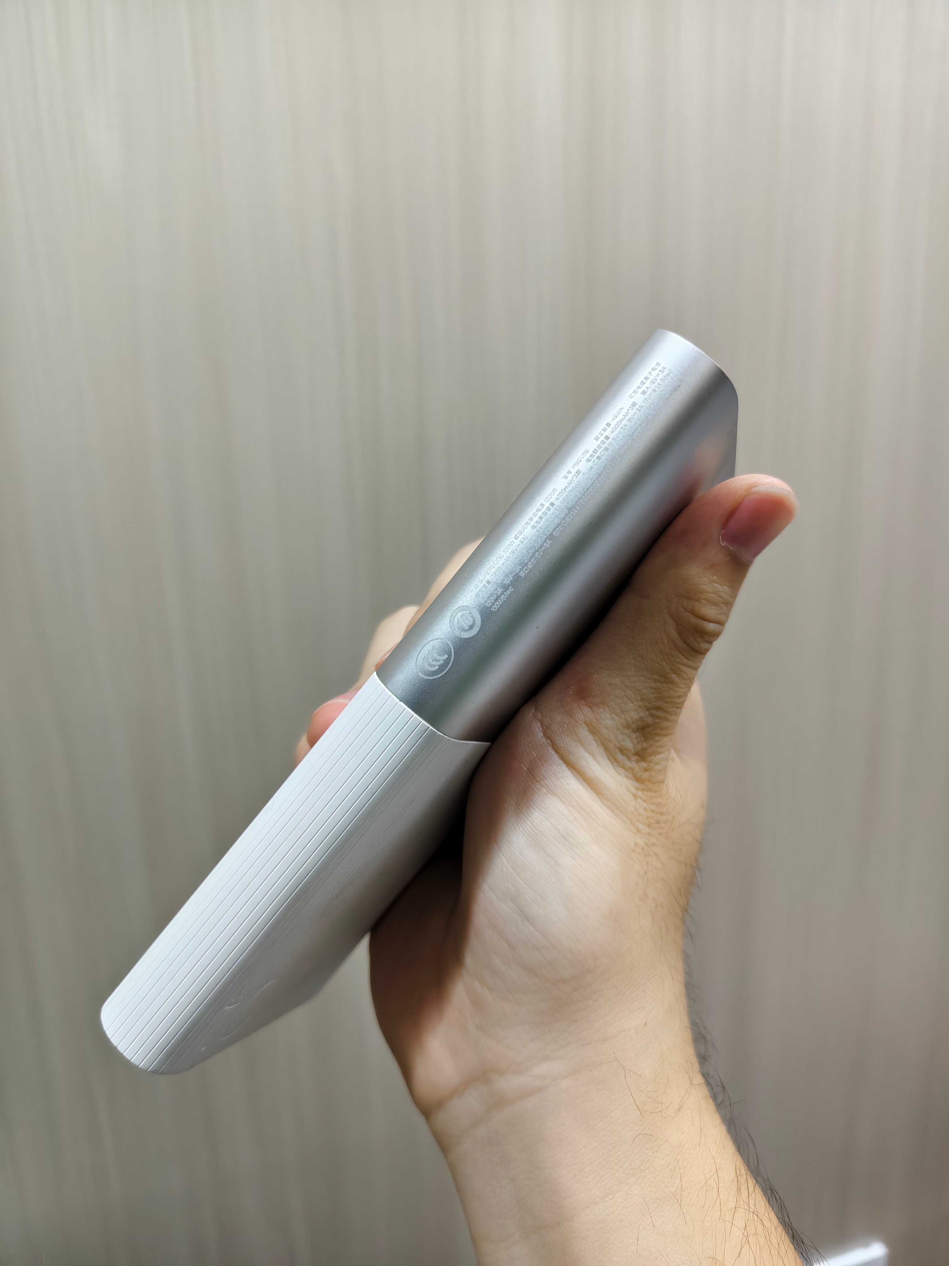 检查了一下工作室目前在用的所有充电宝，有一加100W闪充移动电源，刚买的一加雪王