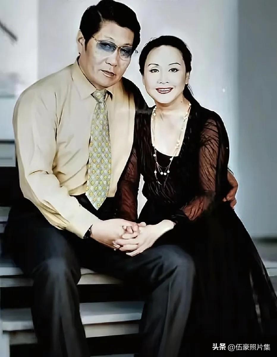 年轻时的李谷一与丈夫肖卓能的一张合影，肖卓能是大将肖劲光之子。
由于李谷一事业繁