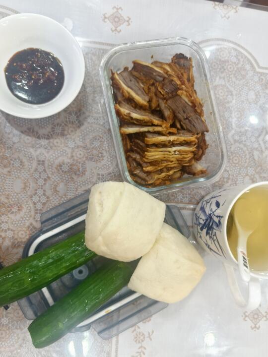 今天吃馒头夹卤牛肉耶！