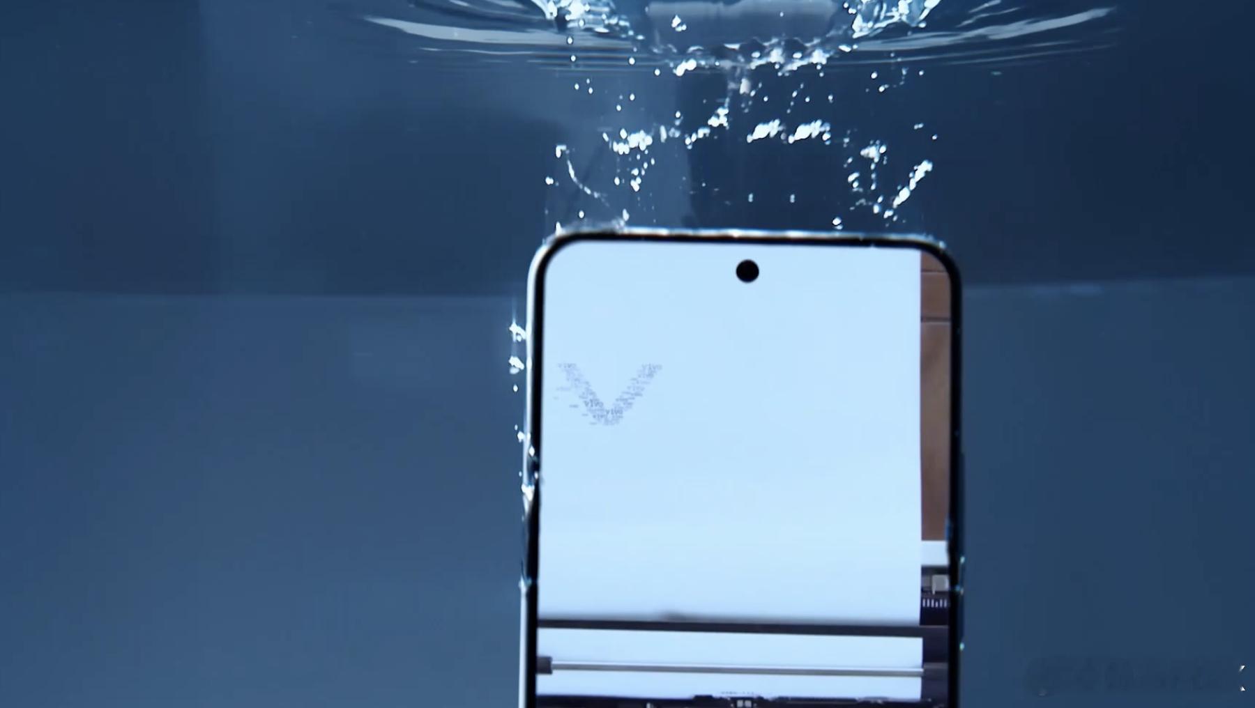 高压水枪对着喷放在1米5的大水缸里vivo Y500 Pro丝毫不怂IP68+I