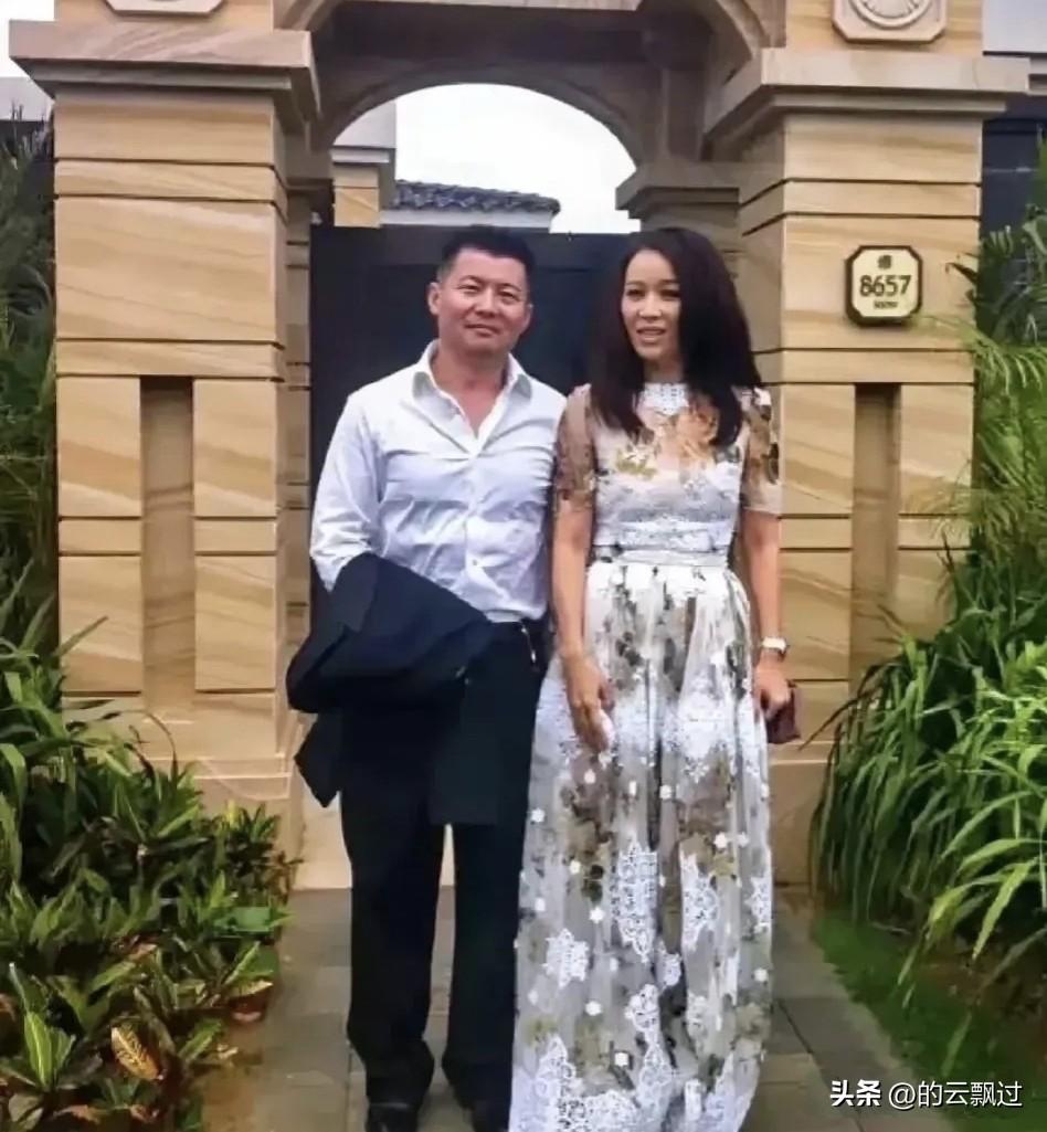 那英老公疑似出轨，网友对两人一段20秒的亲密、依偎视频热评，直接冲上热搜榜。
