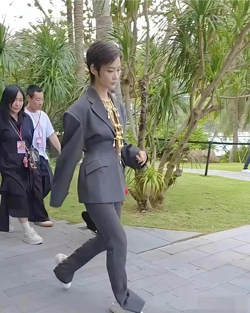 天呐，差点没认出来！好不容易看到穿裙子，怎么又穿回去了？[捂脸]