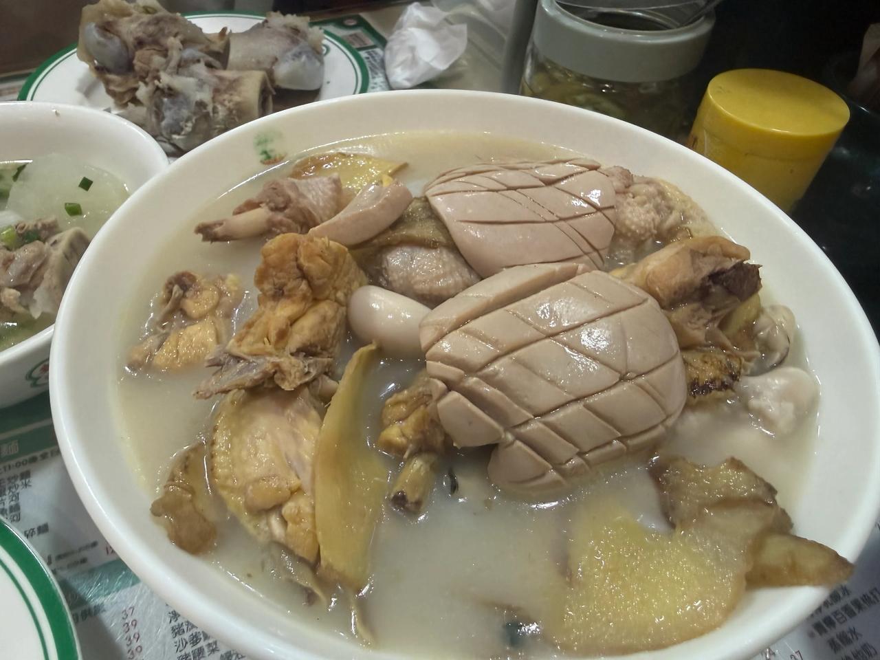 就这
卖你90一碗值吗？
这是广西那边的一路边摊见到的，不是流动路边摊，有90多