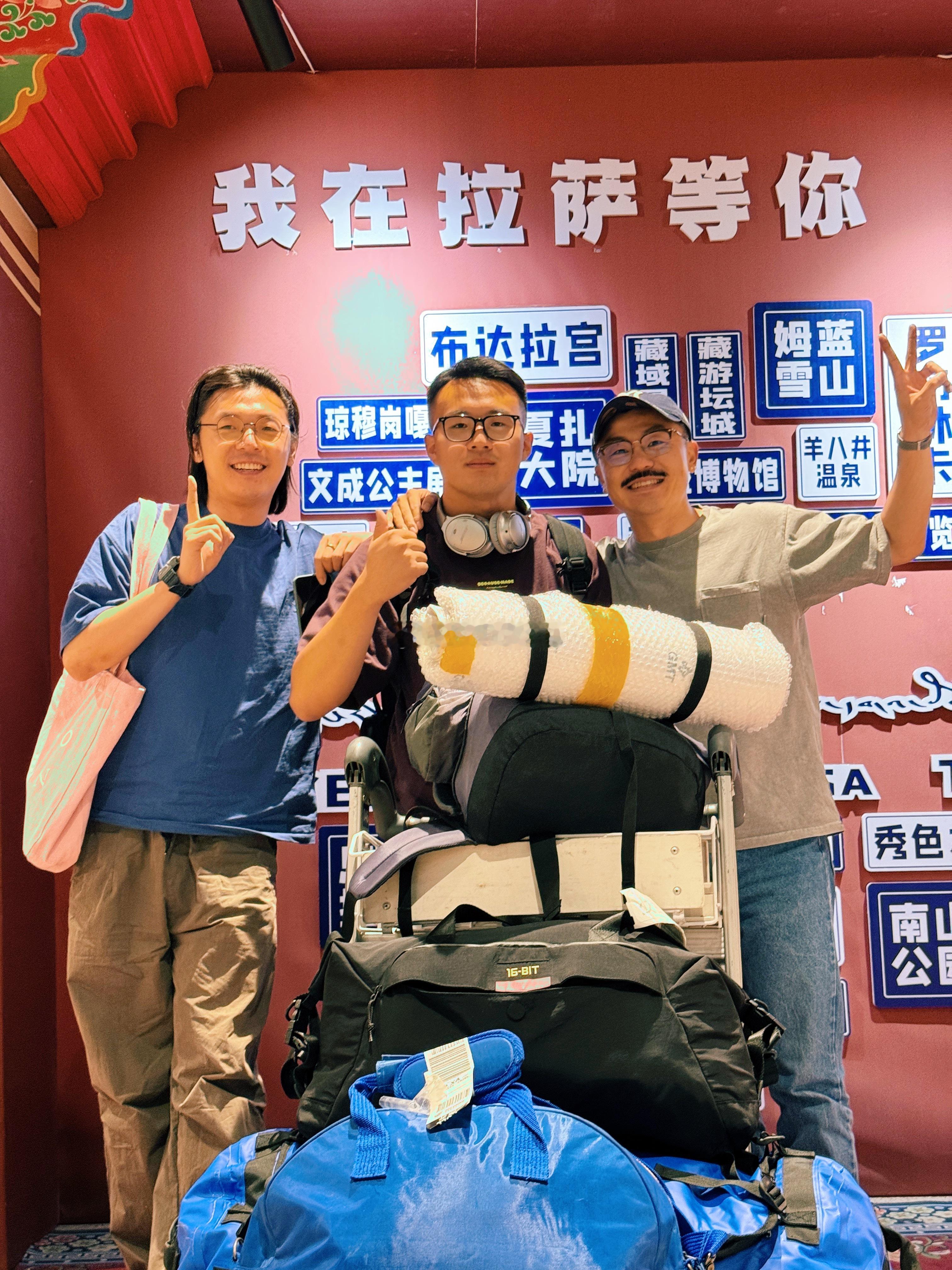落地一小时，只是呼吸多少有一点点困难…但还在接受范围内…我们在贡嘎机场静坐了40