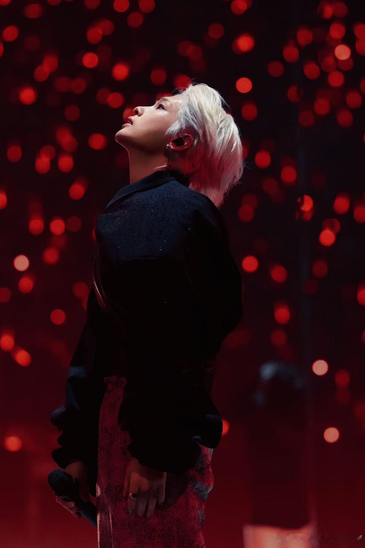 Capper周震南给自己生日随份子 生日只差一天的缘分本就难得，更难得的是他们都