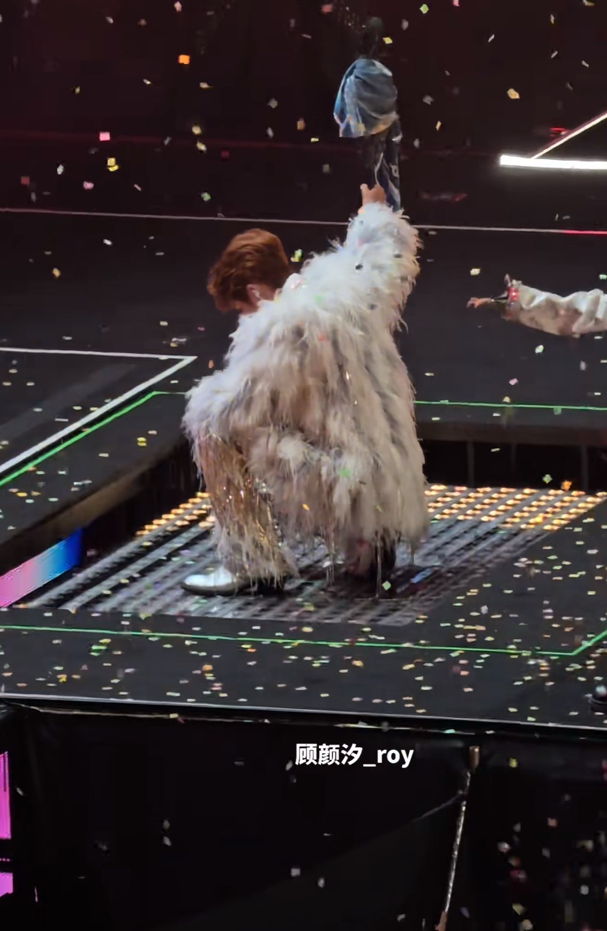 原来是蹲着缓缓升起的王源宇宙超级无敌大大狂欢巡演