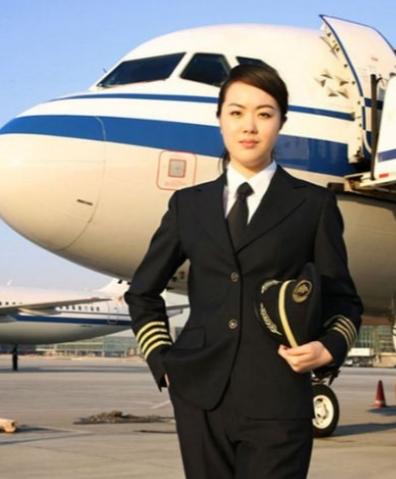 2009年，一架中国飞机刚降落在曼谷机场，女机长准备开舱门时，突然听到一阵轻微的