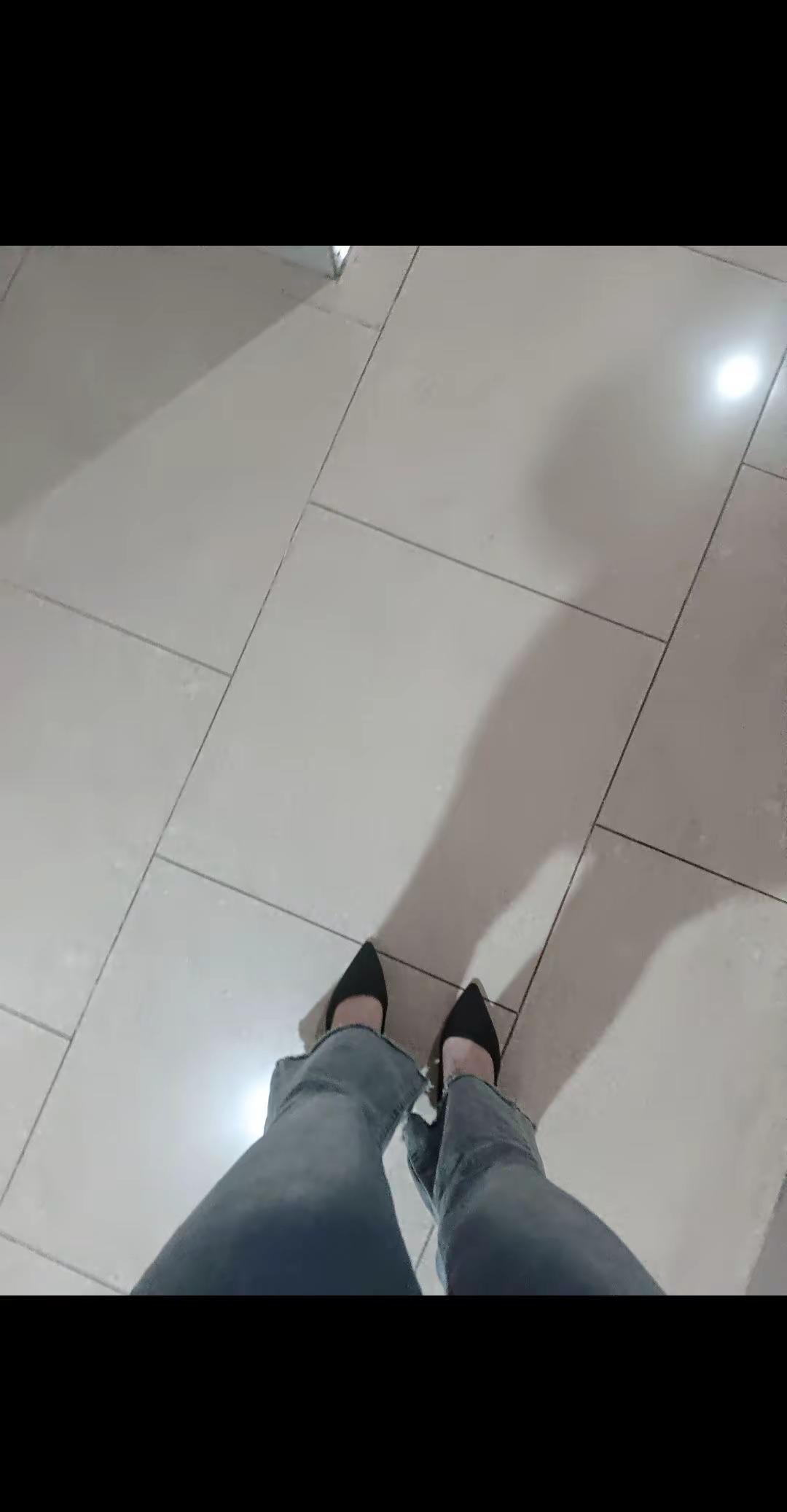 我的包包里不只有口红和镜子，还有香烟和蓝色打火机。
