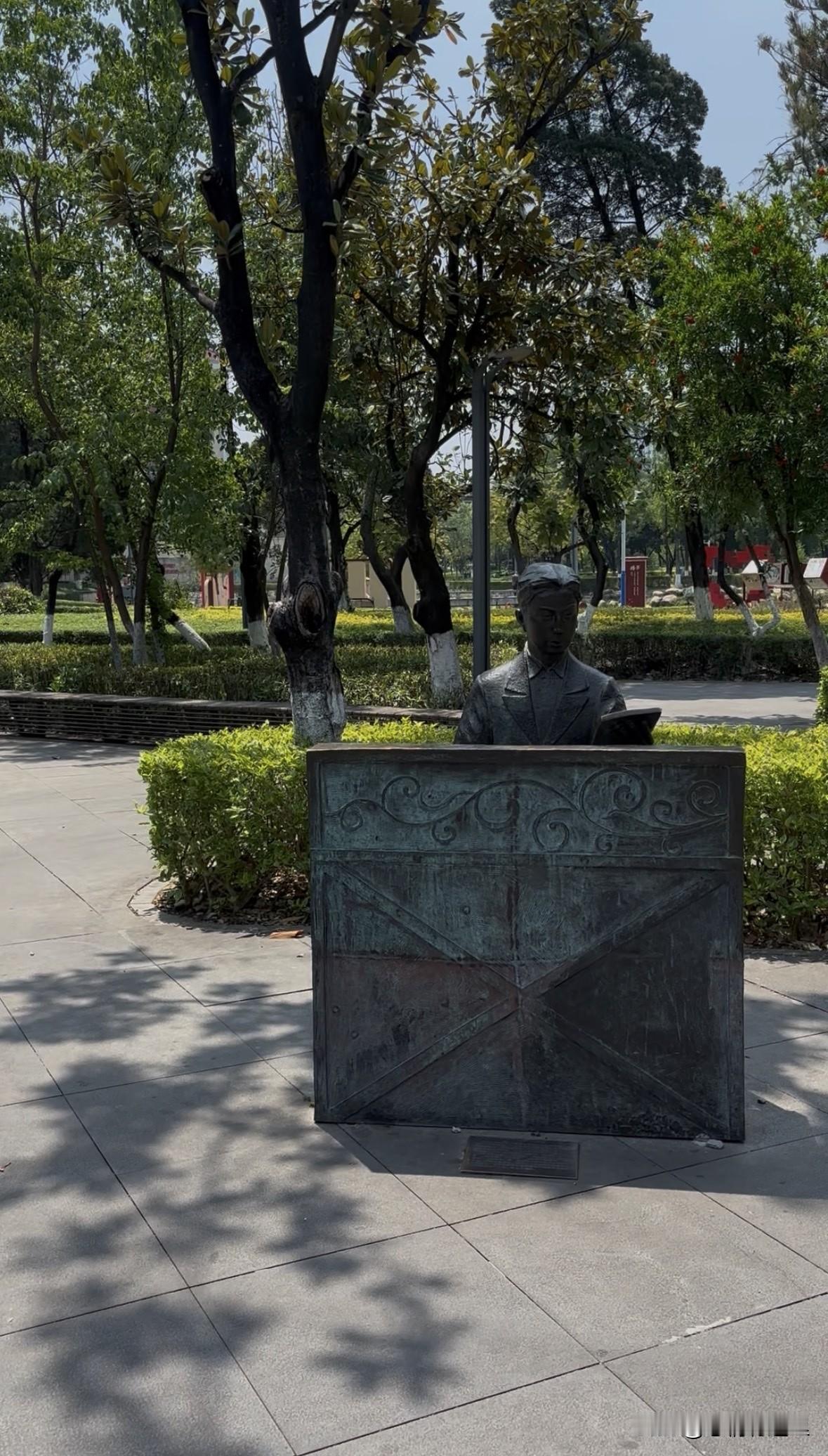 走到云南的玉溪，看到一些地标是以聂耳命名的，才知道这里是人民音乐家聂耳的故乡。