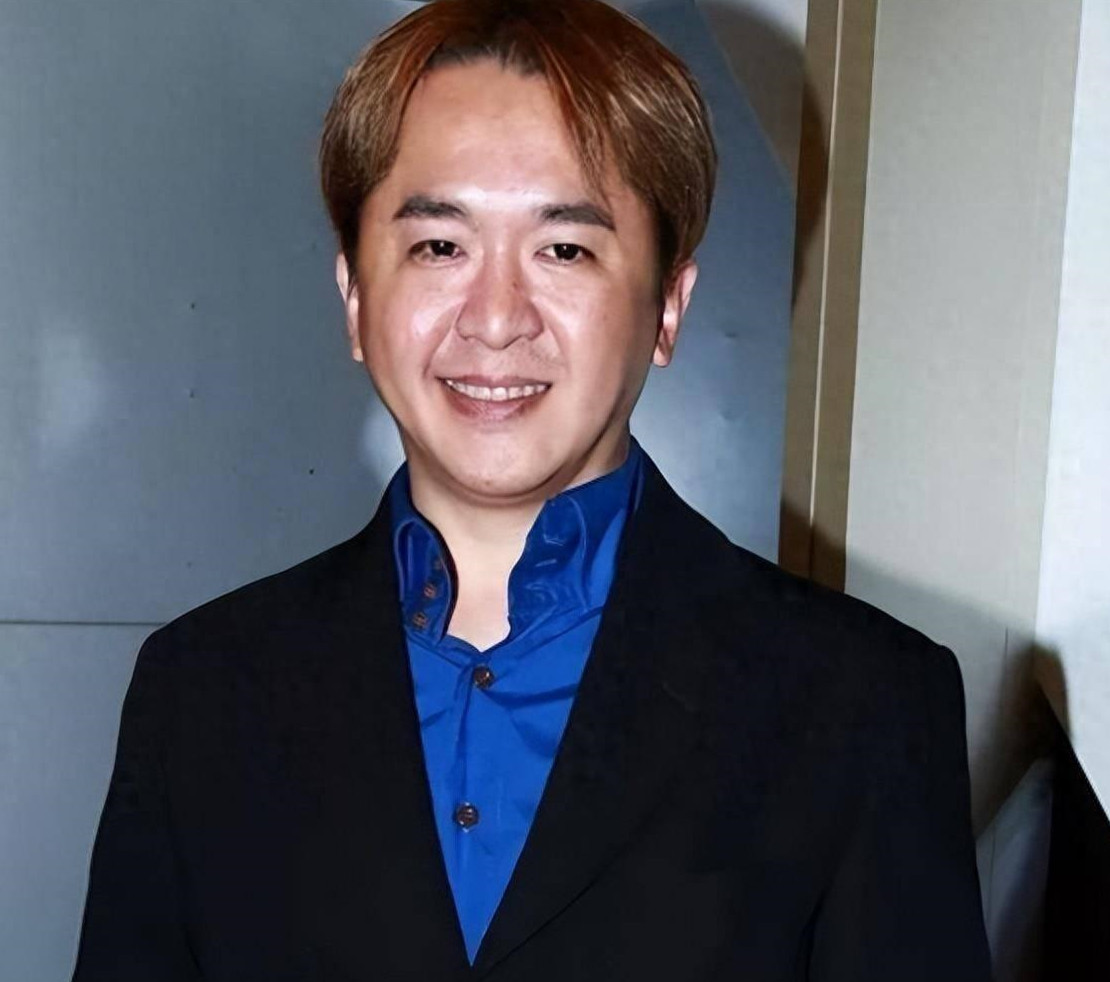 邓兆尊出席活动坦言入行后近百位女星主动示好，却因见过卸妆后模样未动心，偏爱平凡耐