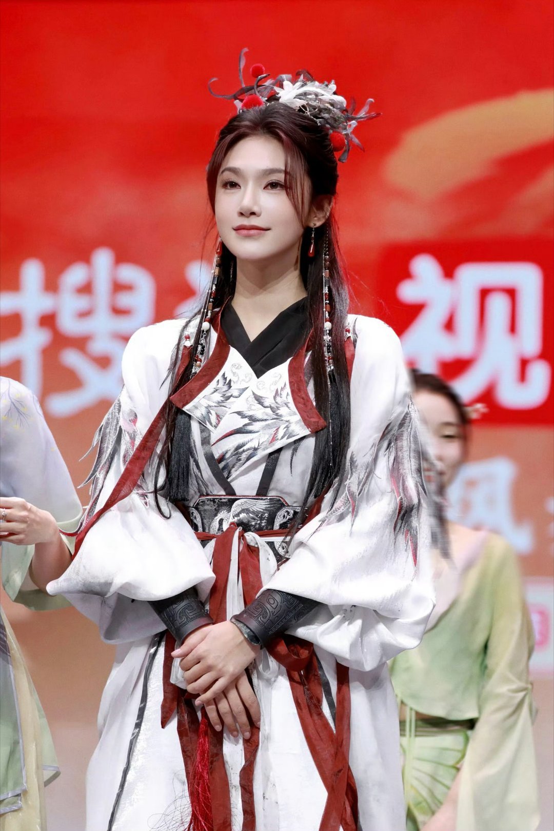 好久没在内娱见过这种类型了 曾可妮古装也太帅了，拿伞妩媚拿剑潇洒，“折梅伴鹤 剑