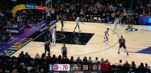 招牌！詹姆斯无视防守撤步三分命中！
在今天NBA常规赛湖人对阵活塞的第二节比赛中