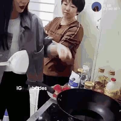 鸡蛋不能这么炒，会炸的。这老妈的眼神富有深意啊