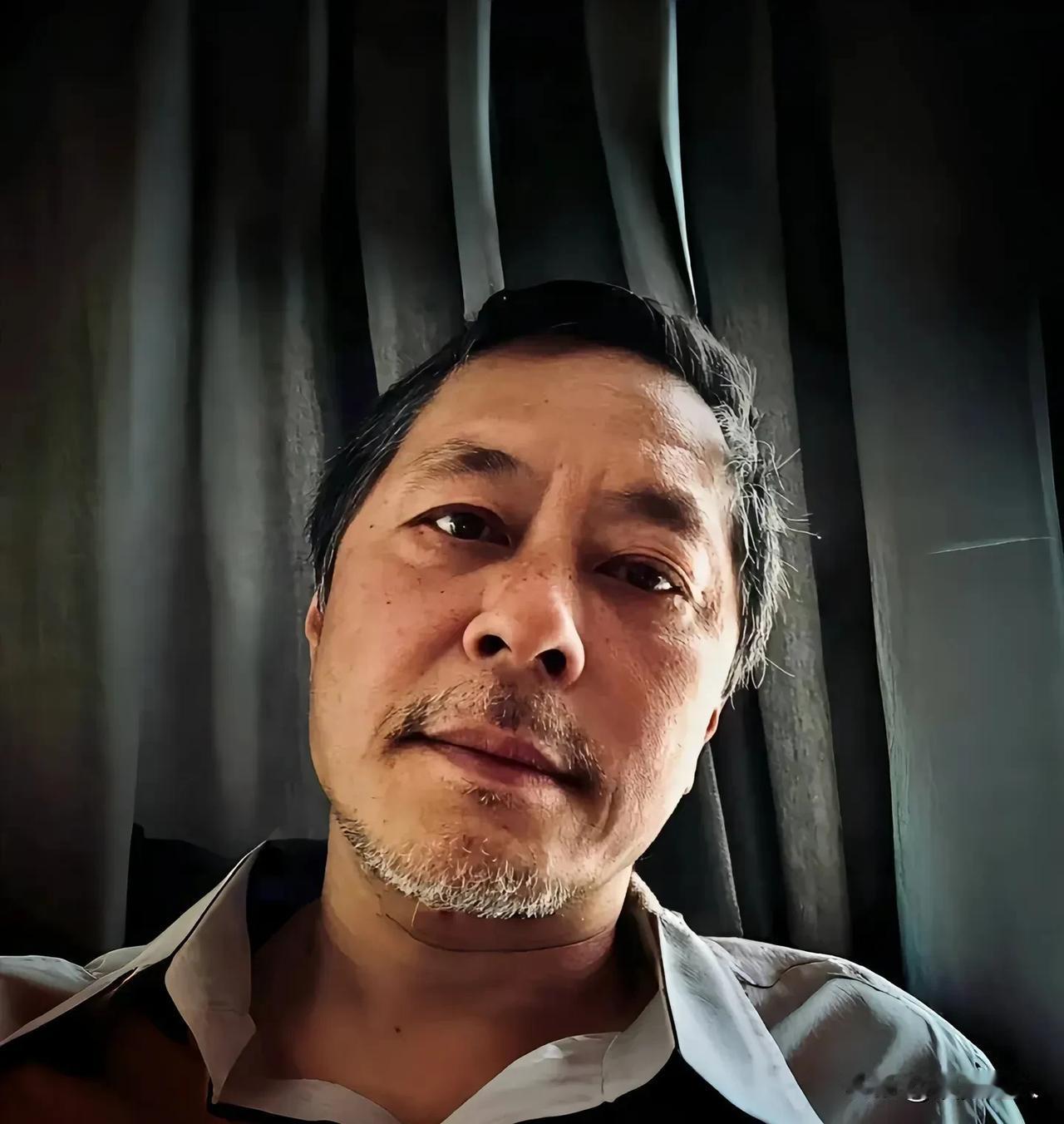 杰哥年轻的时候真的好帅！那时候的颜值，放现在妥妥的顶流，秒杀一众小90年代初，他