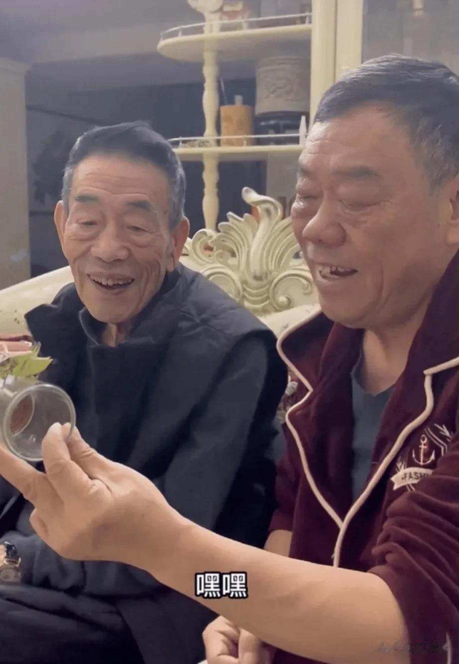 节目中，演员梦真谈到自己的公公，大吐苦水说:他啊，别看一把年纪，就跟个孩子似的，