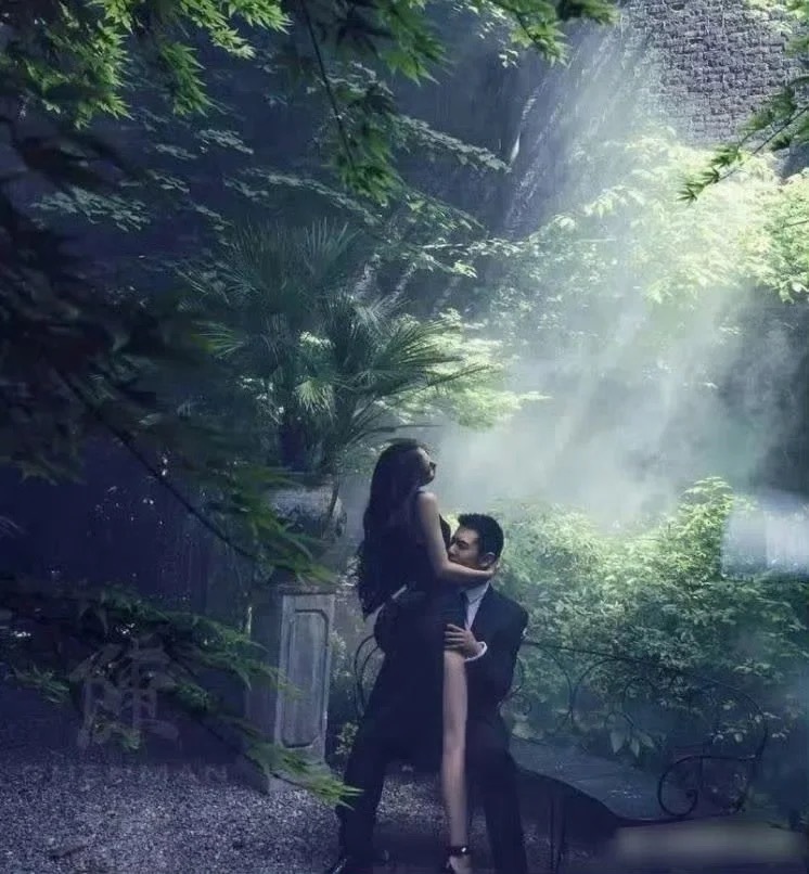 再看黄晓明和杨颖的结婚照 真是够狂野奔放 