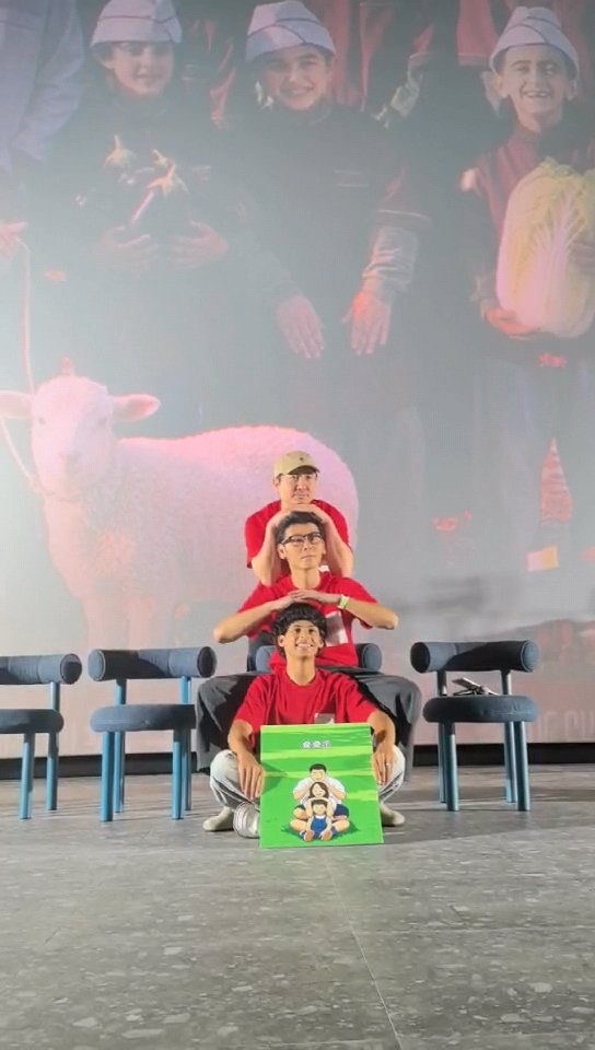 沈腾蒋奇明奥马尔拍全家福沈腾蒋奇明奥马尔还原全家福 一张补全遗憾的全家福！不再是