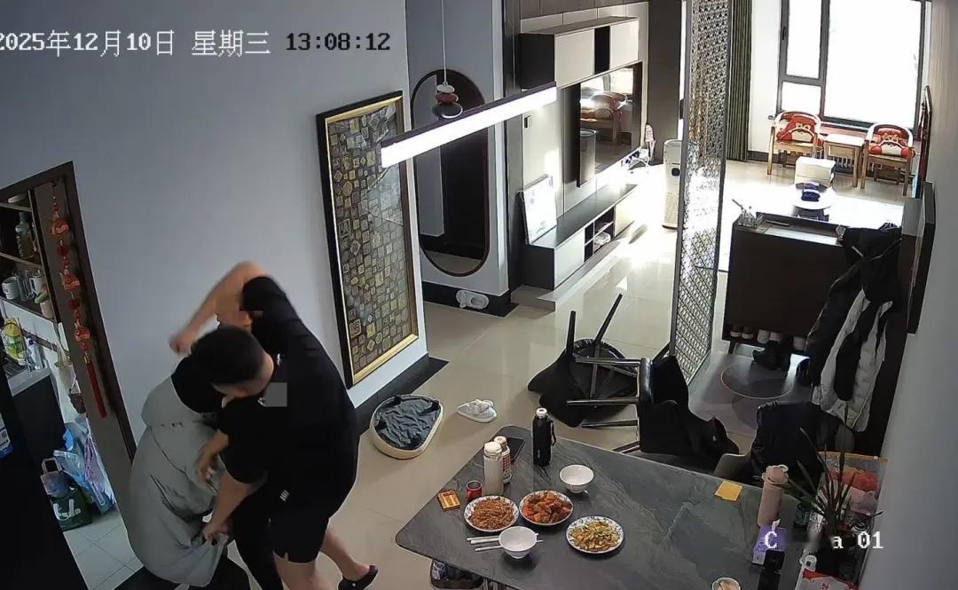 产后55天遭丈夫拳打拖拽还持刀恐吓！监控拍下惊悚全程，警方妇联紧急介入
来源：极