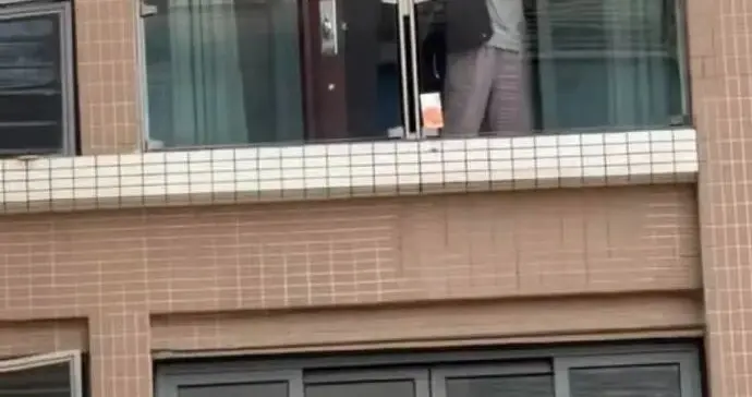 汕头一女子在窗台抛撒大量港币引争抢，官方通报——