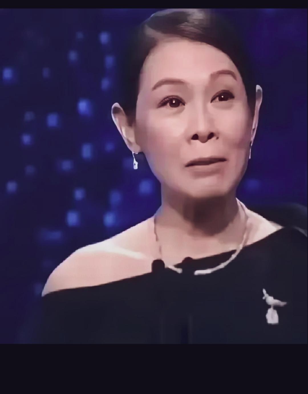 这不是刘若英吗？怎么眼睛泛着泪光，表情苦哈哈的，想起什么伤心事了？