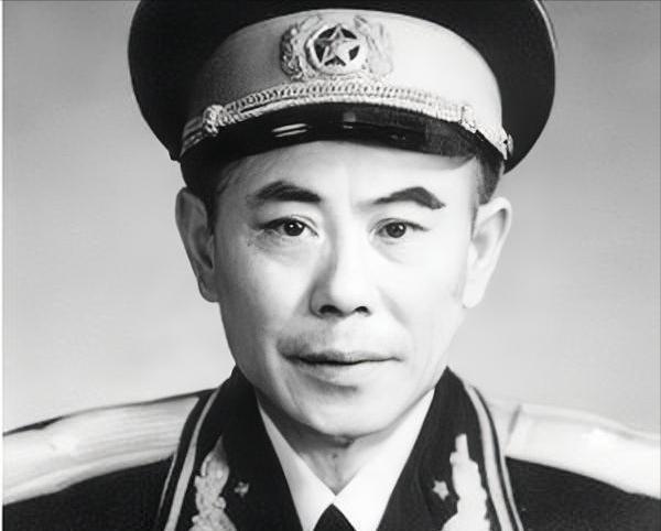 1980年，江苏省军区副司令去上海看病，在一家食堂吃饭。服务员看副司令穿着破衣服