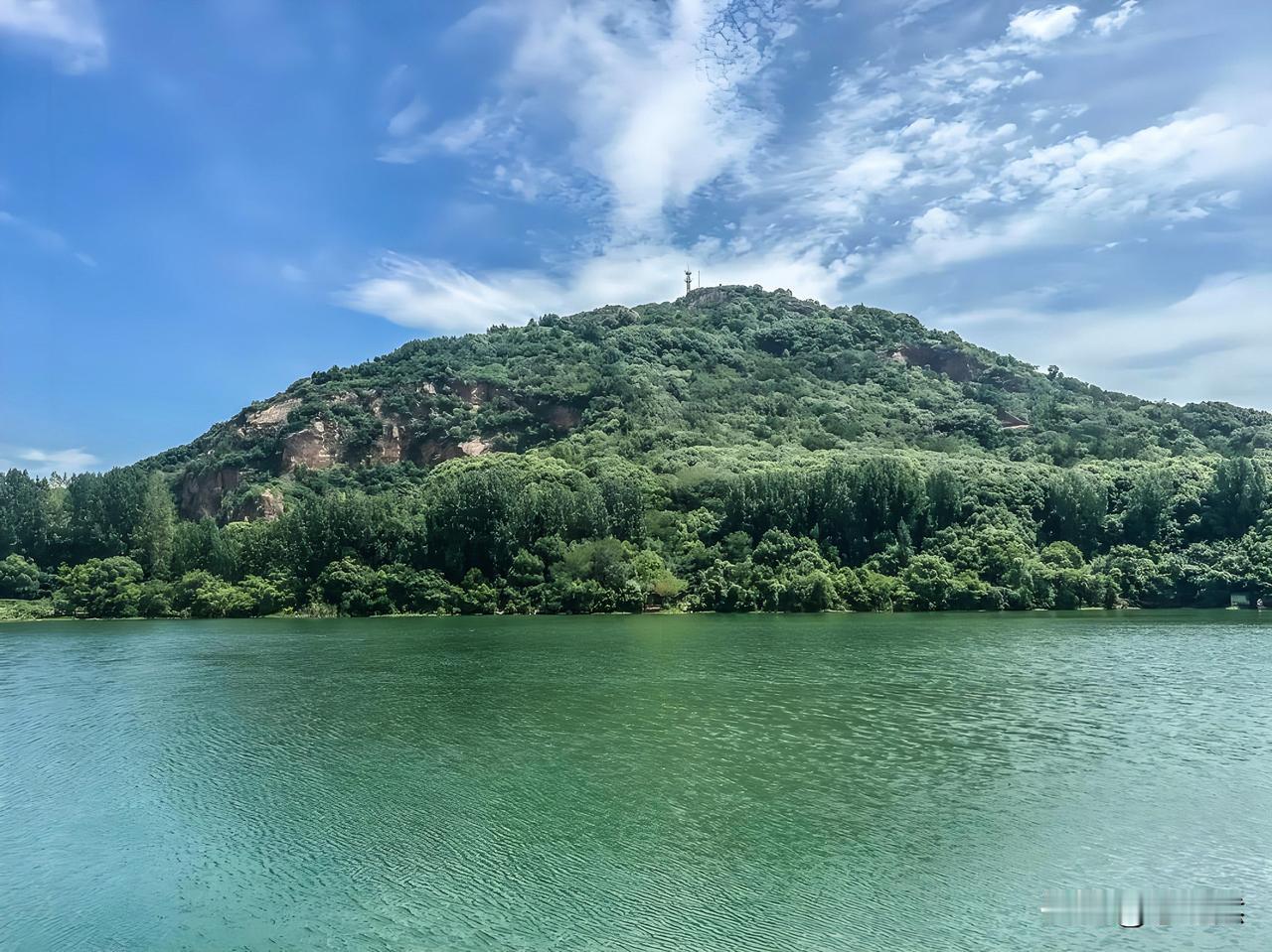 以前去无锡旅游，总是盯着太湖。这次去了太湖北边的阳山。阳山是座死火山，据说一亿多