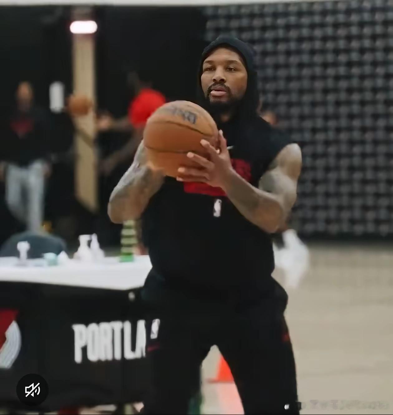 波特兰开拓者 开拓者官方晒利拉德三分训练视频：全明星周末是利拉德的表演时间。利拉