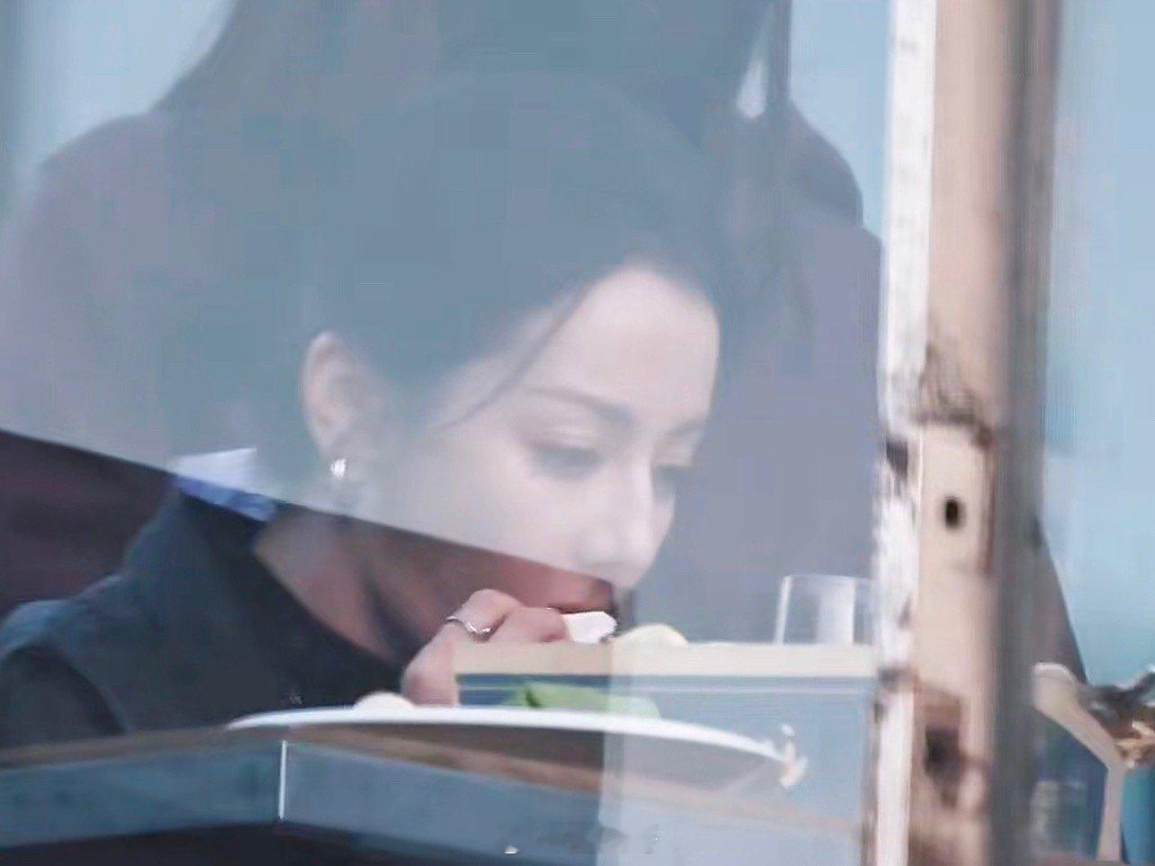 迪丽热巴卫蓝侧颜生图路透 迪丽热巴又一次靠颜值把 我 迷 倒 了！热巴在现偶剧这