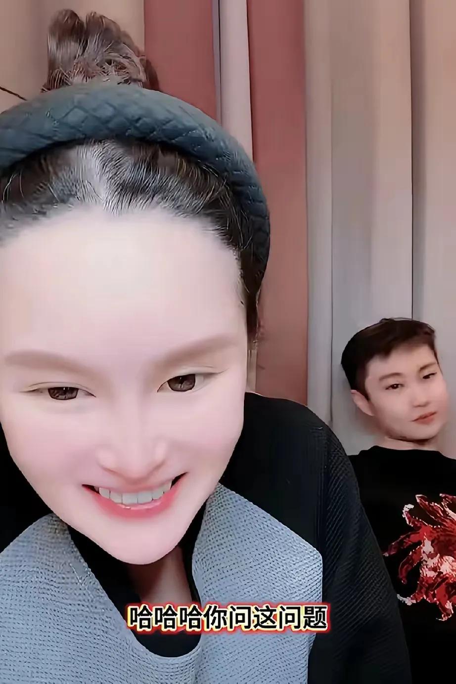 她皮肤很白，眉毛颜色偏淡，看着五官清秀，但脸型比较长，轮廓分明，一看就是遗传了爸