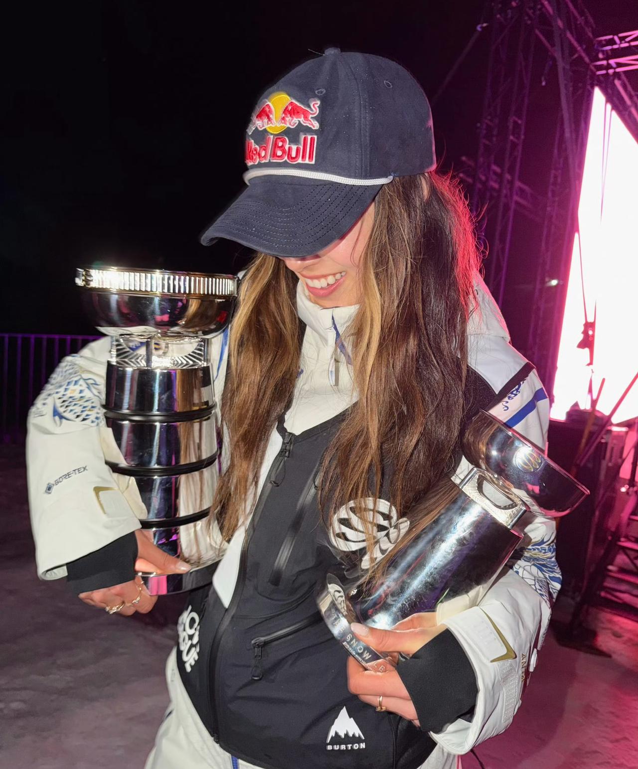 一夜双冠，轻轻松松，谷爱凌就是这么不简单！

在3月21日凌晨举行的雪盟职业联赛