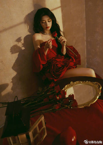 孙怡红裙完全明媚大美女 孙怡和红裙的适配度真的是天花板级别，冷白皮配正红，这明艳