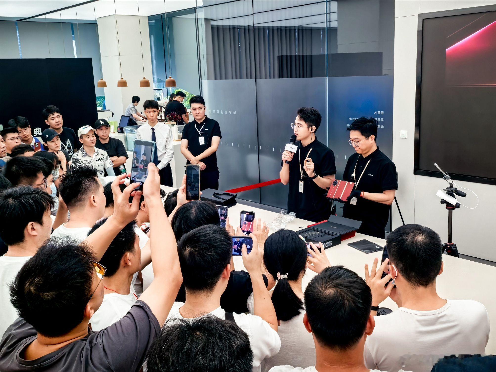 不是吧？#华为三折叠或超6个人抢一台# 本来线上就没有预约到，线下还要跟这么多人