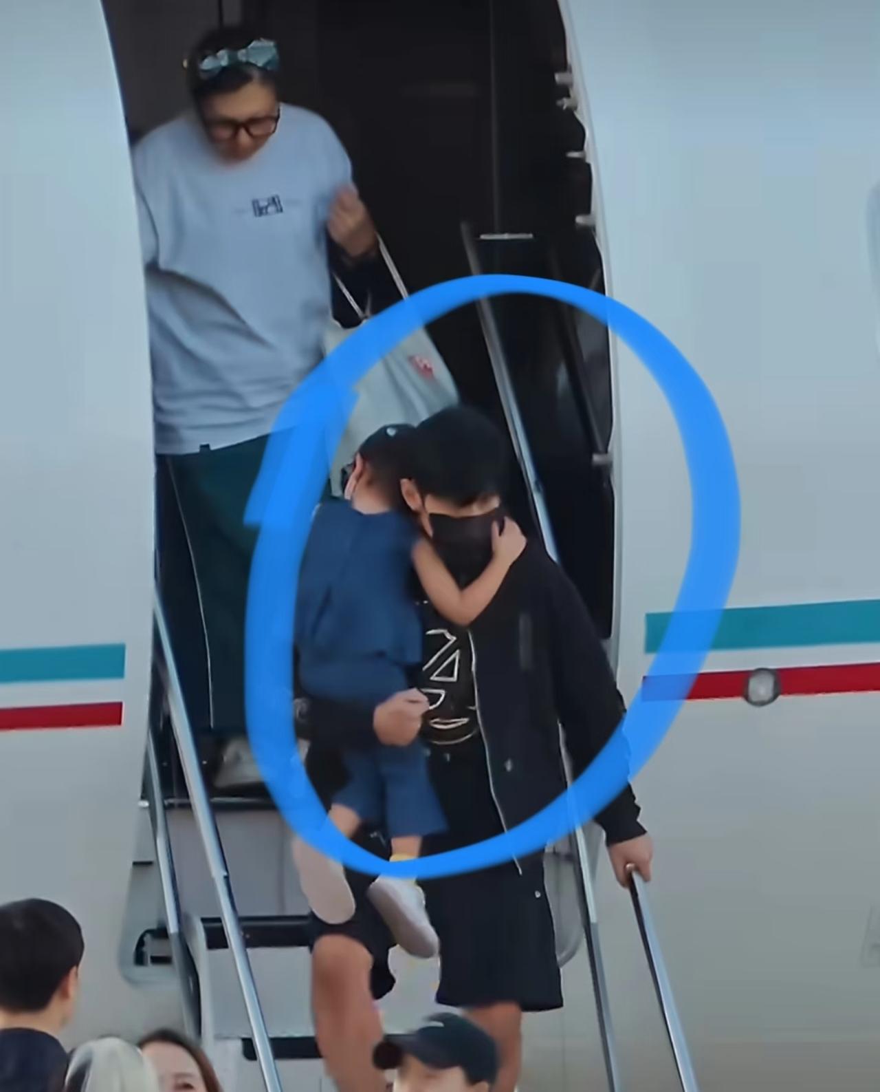 什么情况？周杰伦左手抱娃右手备战，这画面让全网妈妈都破防了！

机场直击——9岁
