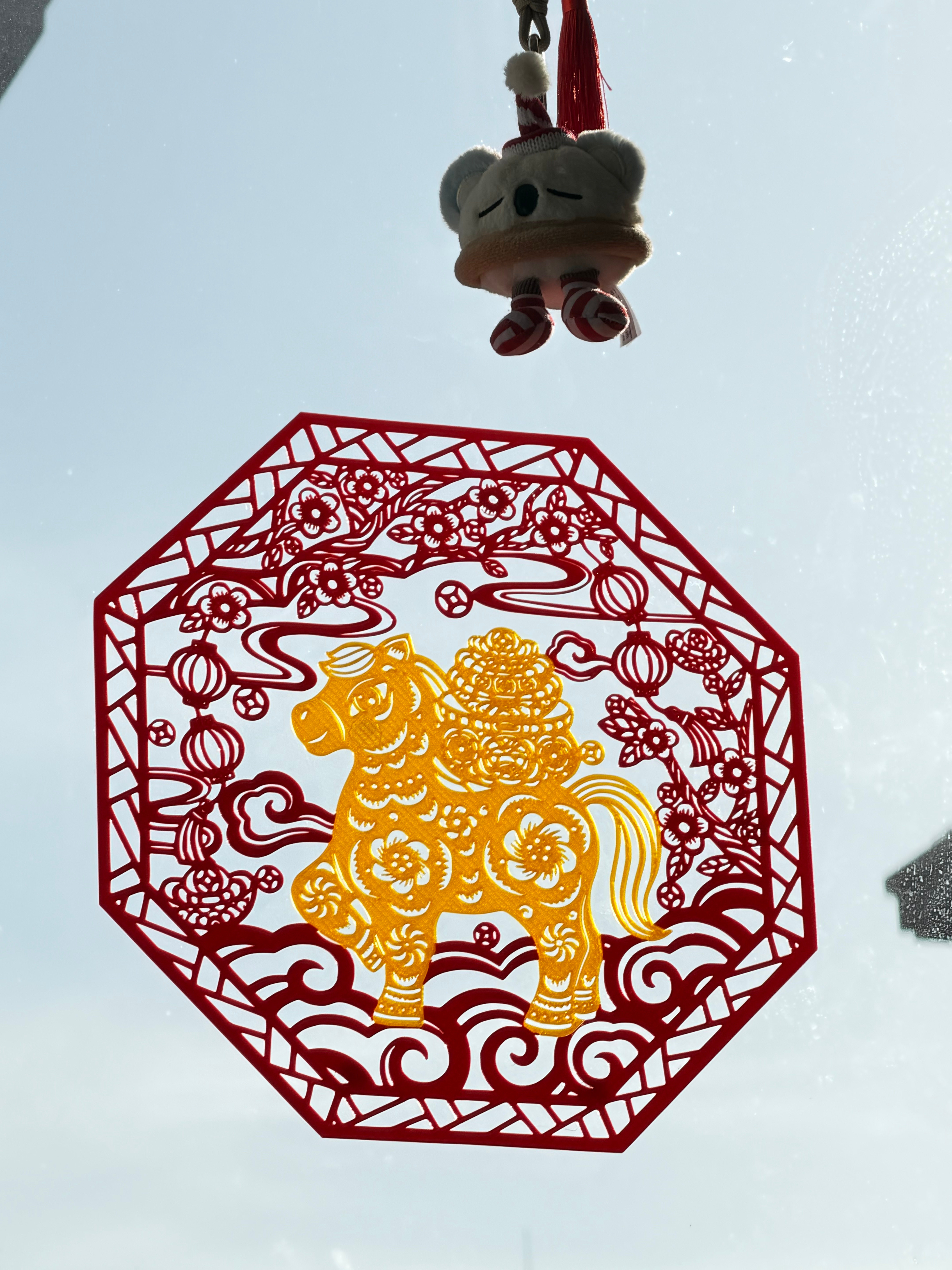 打印了些年货，打印的比买来的贴纸厚，有点担心太厚了不透光，实际上阳光一照比贴纸效