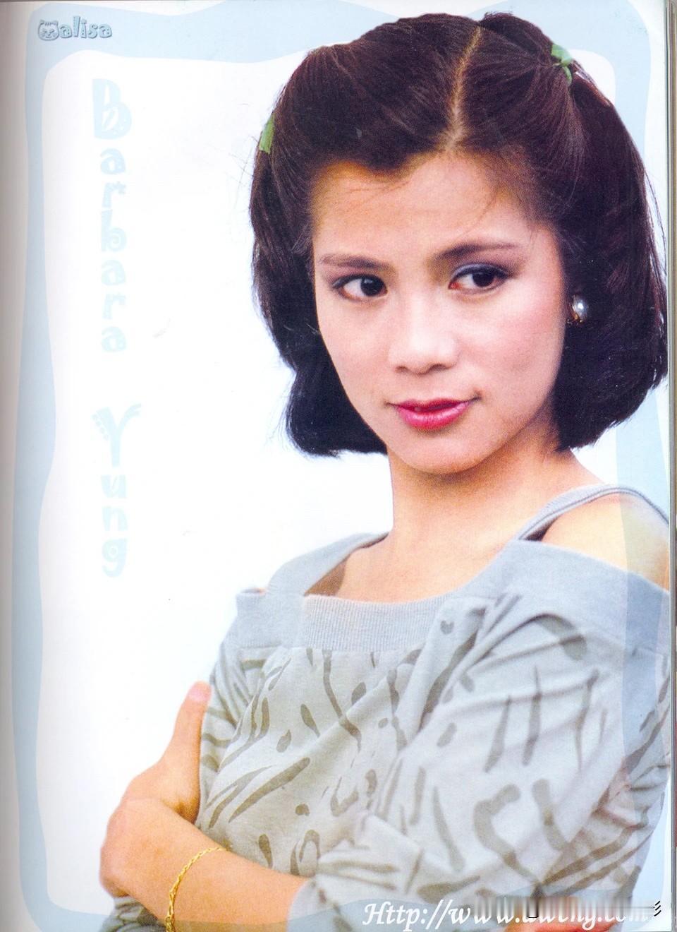 翁美玲美照📽️永远的翁美玲
眉梢带俏，
红唇衬着珍珠耳饰，
露肩衫裹着清冷的柔