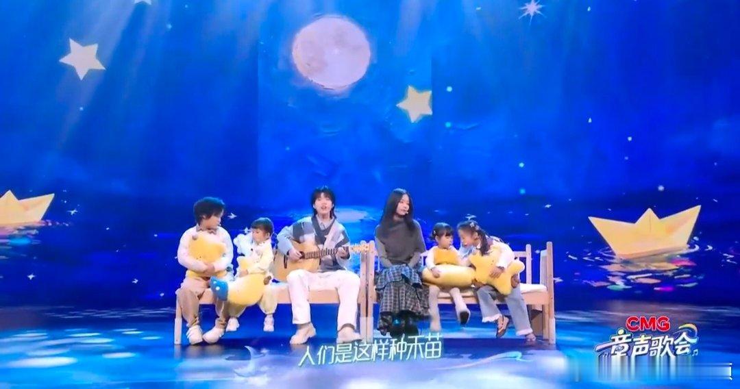 房东的猫专业春节带娃 CMG童声歌会没想到房东的猫还有隐藏带娃技能！CMG童声歌