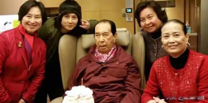 赌王一共有17个子女，现在已经有三个去世了，按照赌王何鸿燊高寿的历史，这三个去世