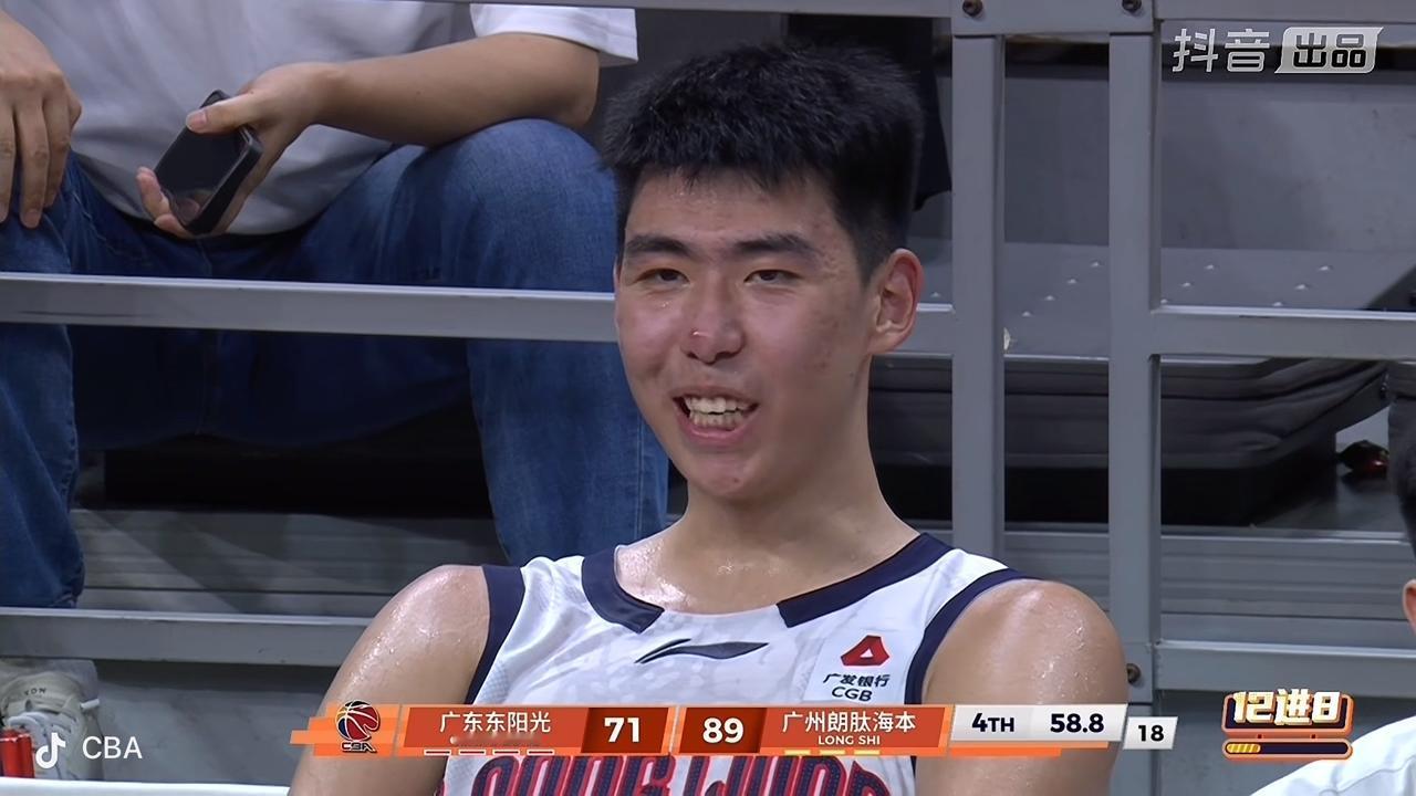 广州男篮中锋徐昕露出了笑容！而广东男篮的主教练则是面无表情！

        