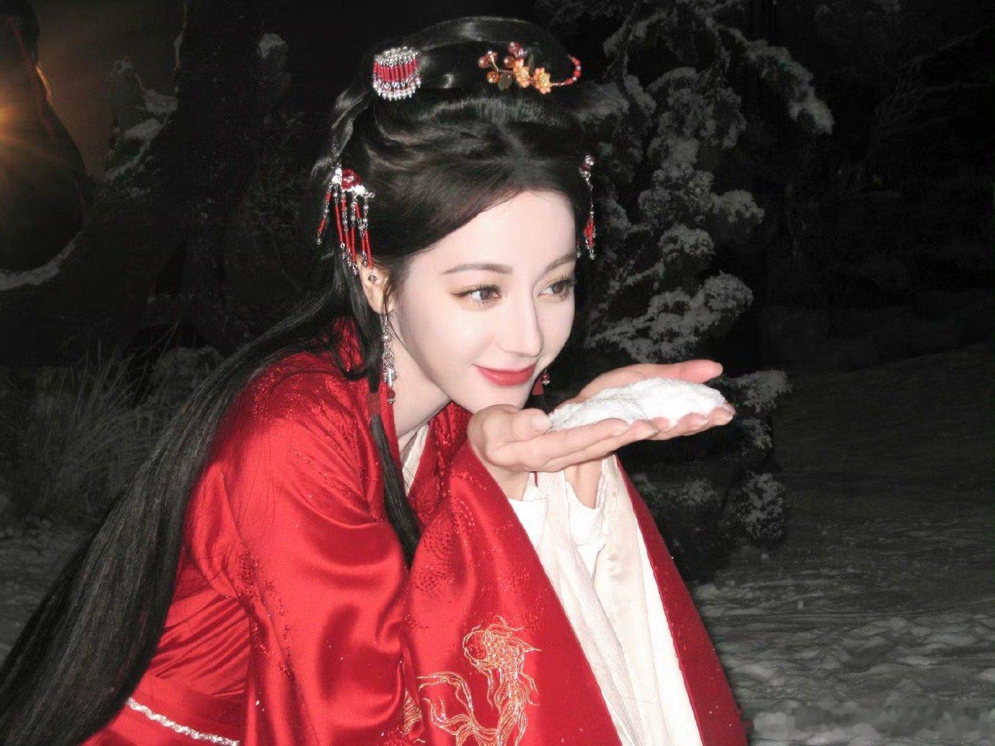 迪丽热巴2张嘻嘻迪 迪丽热巴2张嘻嘻迪 非常美丽动人 尤其是穿着红色衣服的贺思慕