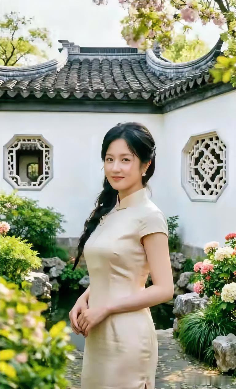 古典与现代的完美融合，东方美人与传统建筑的完美邂逅。