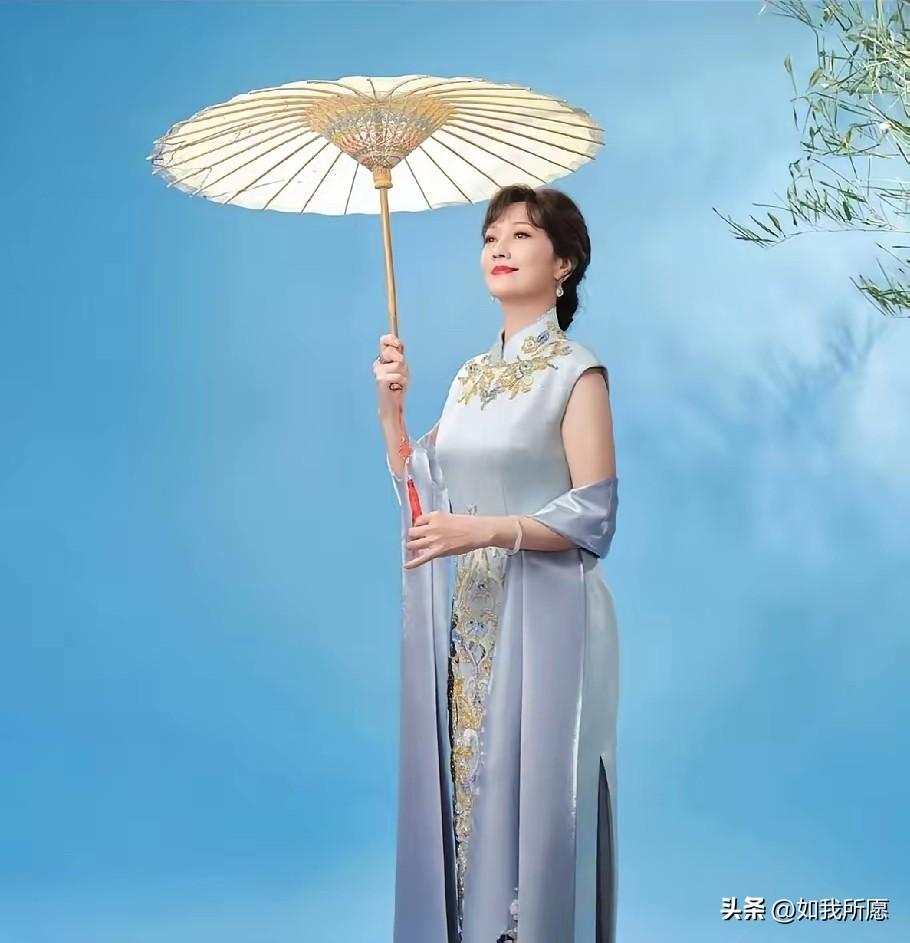 说实话，
这次看央视元宵晚会，
我特意盯着赵雅芝找“奶奶感”，结果愣是没找着！