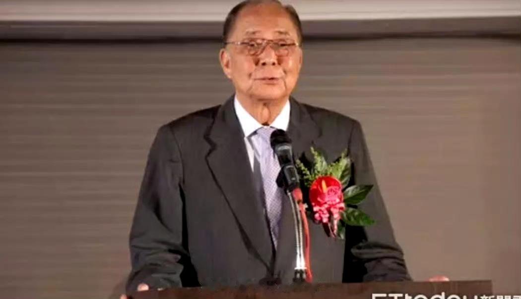 老夫少妻的美好生活：
2013年台湾省“资政”徐立德82岁时和一位46岁女音乐家